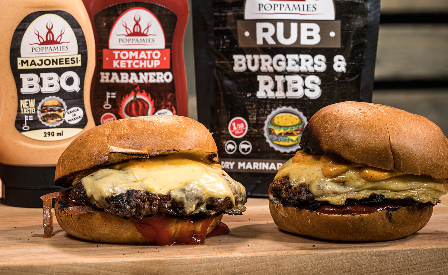 Kaksi smash burgeria, taustalla purkillinen BBQ majoneesia ja Habanero ketsuppia, sekä Burgers & Ribs RUB pussi