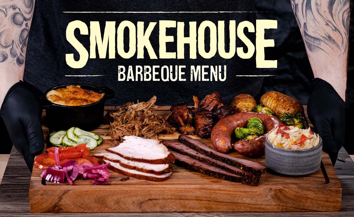Montaa erilaista kokauttua lihaa ja kasvista, joiden yllä Poppamies Smokehouse Barbeque menu